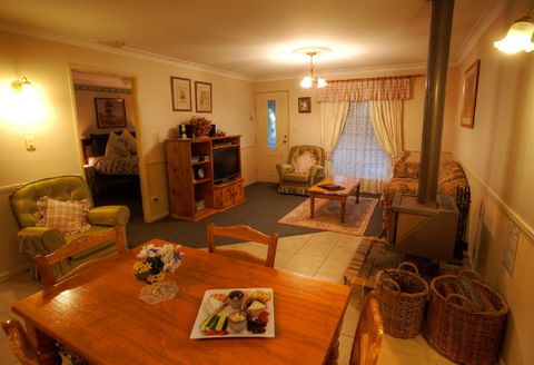 Honeysuckle Cottages And The Rocks Restaurant - Accommodation Georgetown 2