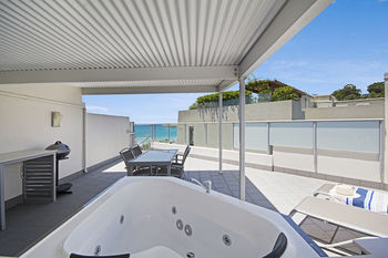 On The Beach Noosa - Accommodation Georgetown 3
