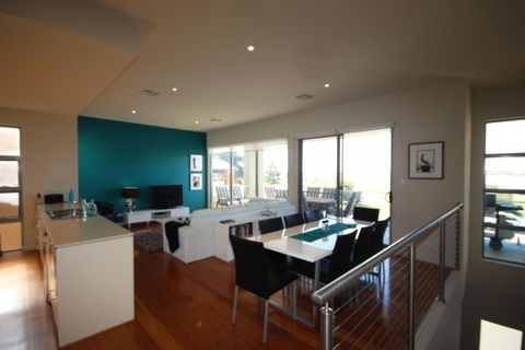 LJ Hooker Goolwa Holiday Rentals - 42 Underwood Avenue, Goolwa Beach - Accommodation Georgetown 2