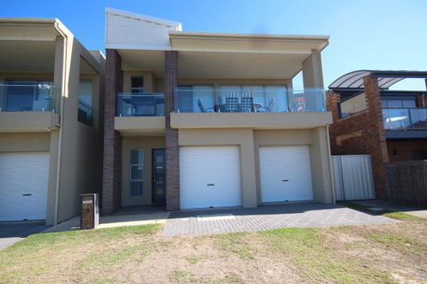 LJ Hooker Goolwa Holiday Rentals - 42 Underwood Avenue, Goolwa Beach - Accommodation Georgetown 3