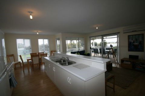 LJ Hooker Goolwa Holiday Rentals - 42 Underwood Avenue, Goolwa Beach - Accommodation Georgetown 5
