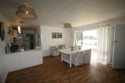 LJ Hooker Goolwa Holiday Rentals - 42 Underwood Avenue, Goolwa Beach - Accommodation Georgetown 8