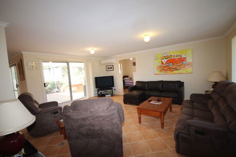 LJ Hooker Goolwa Holiday Rentals - 12 Willmett Road, Goolwa Beach - Accommodation Georgetown 0