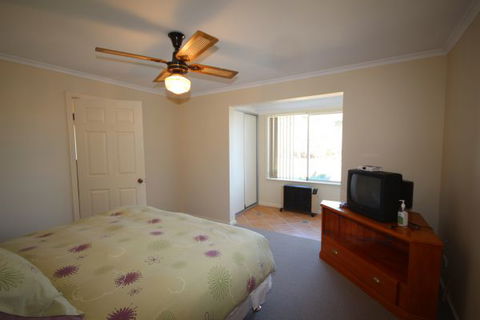 LJ Hooker Goolwa Holiday Rentals - 12 Willmett Road, Goolwa Beach - Accommodation Georgetown 2