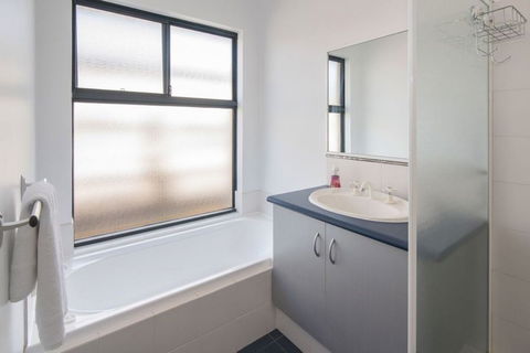 AcrosstheWay - Accommodation Georgetown 5