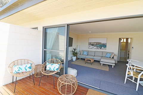 All Decked Out At Penguin Mews - Accommodation Georgetown 0