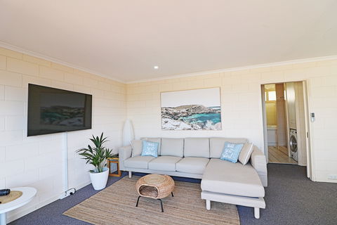 All Decked Out At Penguin Mews - Accommodation Georgetown 3