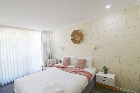 All Decked Out At Penguin Mews - Accommodation Georgetown 4