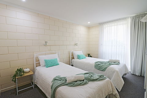 All Decked Out At Penguin Mews - Accommodation Georgetown 5