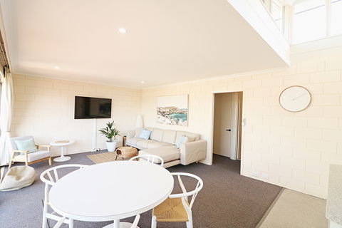 All Decked Out At Penguin Mews - Accommodation Georgetown 6