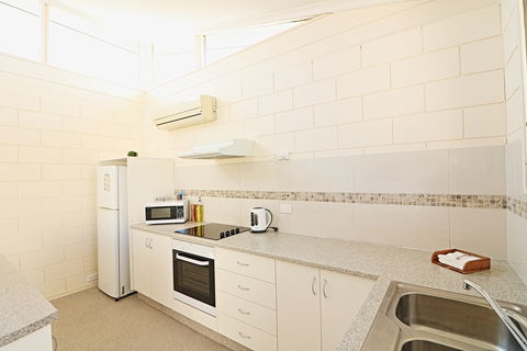 All Decked Out At Penguin Mews - Accommodation Georgetown 7