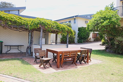 All Decked Out At Penguin Mews - Accommodation Georgetown 9