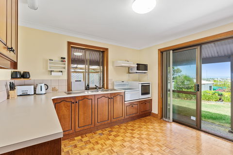 Century21 SouthCoast: Reef & Vines Port Noarlunga - Accommodation Georgetown 2
