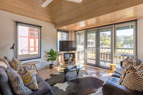 Dlux + Escape @ Lorne - Accommodation Georgetown 0