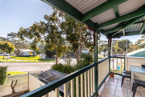 Dlux + Escape @ Lorne - Accommodation Georgetown 2