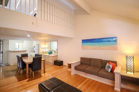 Blackbutt Family Loft Townhouse - Accommodation Georgetown 2