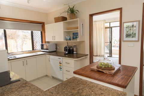 Taranaki Beach Unit - Accommodation Georgetown 1