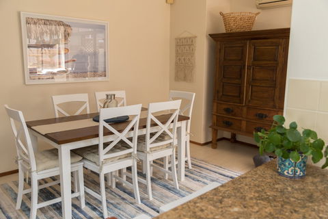 Taranaki Beach Unit - Accommodation Georgetown 2