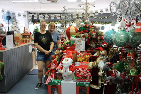 Mrs Claus And Santa - Accommodation Georgetown 1