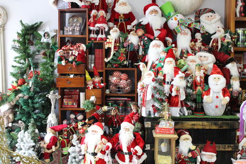 Mrs Claus And Santa - Accommodation Georgetown 2