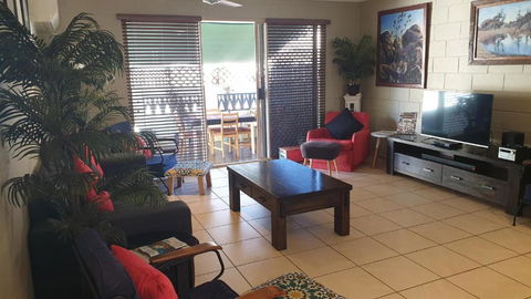 A City Retreat 2BR Apartment Reid Park Townsville - Accommodation Georgetown 5