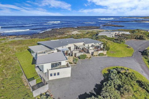 HEARNS BEACHSIDE VILLA 2 - Accommodation Georgetown 0