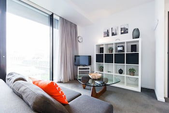 ROBYN, 1BDR Melbourne Apartment - Accommodation Georgetown 0