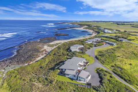HEARNS BEACHSIDE VILLA 9 - Accommodation Georgetown 0