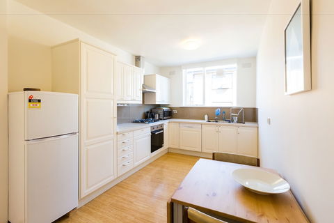 ROSIE, 2BDR St.Kilda Apartment - Accommodation Georgetown 1