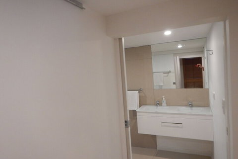 Spacious 2-Storey Home By The Bay: Sleeps 12 - Accommodation Georgetown 5