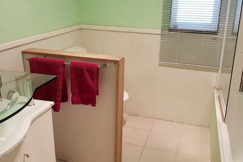 Spacious 2-Storey Home By The Bay: Sleeps 12 - Accommodation Georgetown 2