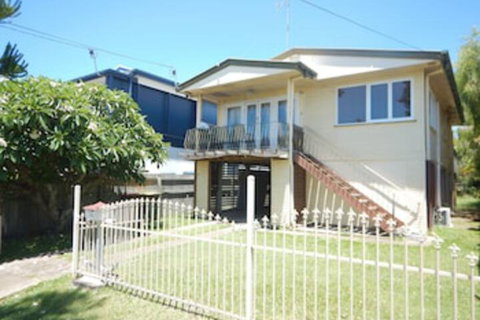 Spacious 2-Storey Home By The Bay: Sleeps 12 - Accommodation Georgetown 0