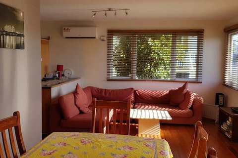 Spacious 2-Storey Home By The Bay: Sleeps 12 - Accommodation Georgetown 3