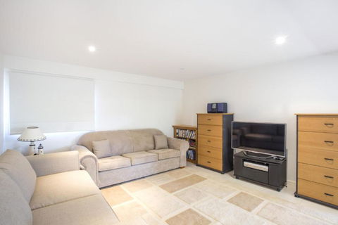 11 Riley St. Stylishly Modern - Accommodation Georgetown 6