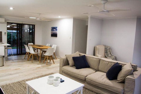 Wellington Parade 1 / 15a Shelly Beach Caloundra - Accommodation Georgetown 1