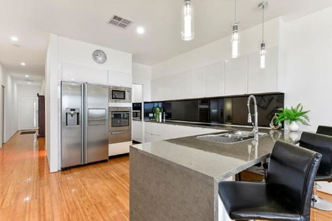 BENGALEE EXECUTIVE TOWNHOUSE MODERN & STYLISH - Accommodation Georgetown 5