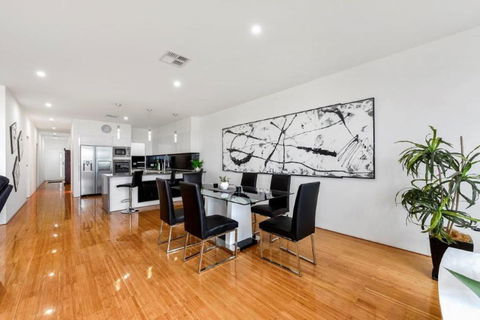BENGALEE EXECUTIVE TOWNHOUSE MODERN & STYLISH - Accommodation Georgetown 3