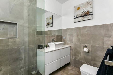 BENGALEE EXECUTIVE TOWNHOUSE MODERN & STYLISH - Accommodation Georgetown 1