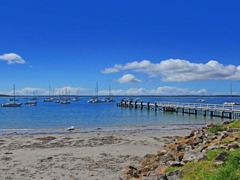 Crystal Blue Views Across The Bay - Accommodation Georgetown 3