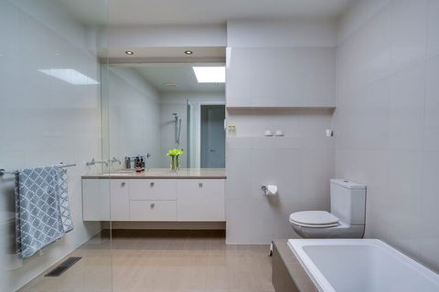 Kalina Retreat Tennis & Pool - Accommodation Georgetown 7