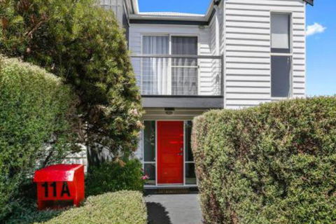 SEAVIEW Ocean Views From A Modern Townhouse - Accommodation Georgetown 4
