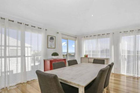 SEAVIEW Ocean Views From A Modern Townhouse - Accommodation Georgetown 6