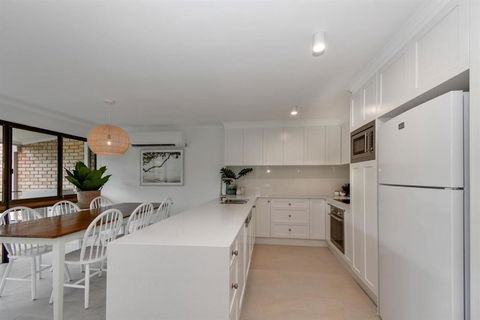 BEAUTIFULLY RENOVATED OCEANSIDE APARTMENT Lamer 9 - Accommodation Georgetown 1