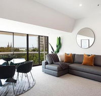THE HYDEAWAY LUXE HYDE PARK CITY APARTMENT hosted by LAbode Accommodation - Accommodation Georgetown