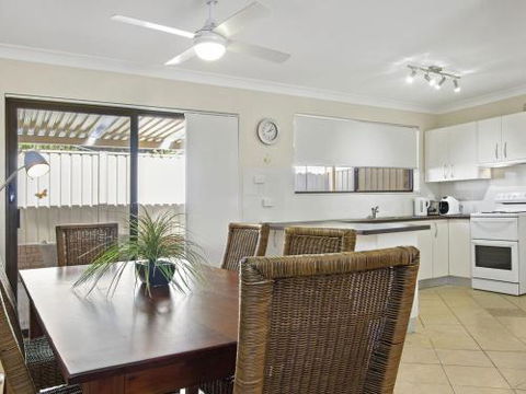 DAVIES STREET MOLLYMOOK 4 / 14 - Accommodation Georgetown 2