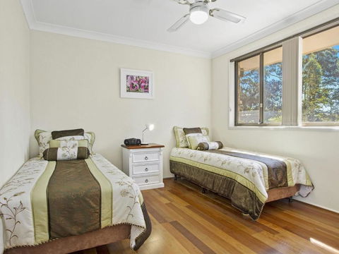 DAVIES STREET MOLLYMOOK 4 / 14 - Accommodation Georgetown 3
