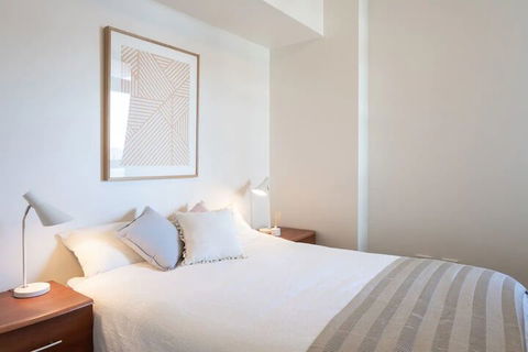 Modern Harbourside Apartment With A View - Accommodation Georgetown 6