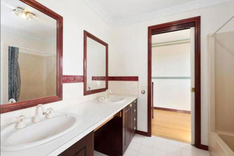 GUMS & ROSES Family Home In The Heart Of Town. - Accommodation Georgetown 3