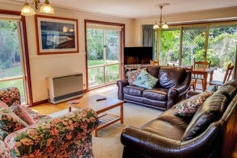 GUMS & ROSES Family Home In The Heart Of Town. - Accommodation Georgetown 4