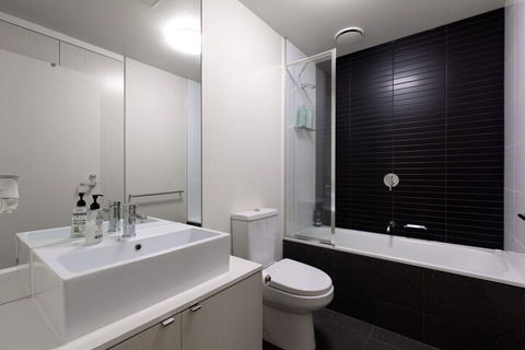 Spacious 2 Bedroom Inner City Townhouse With Private Rooftop - Accommodation Georgetown 4